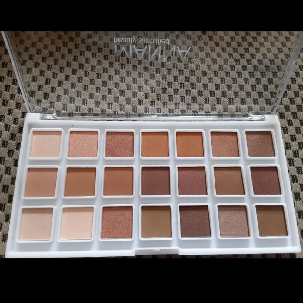 Manna Kadar Pallette - Nudes/Neutrals